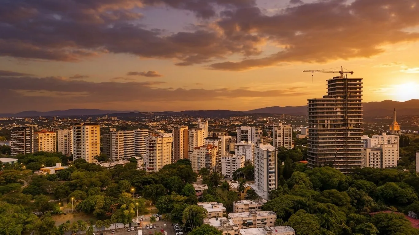 Vista de Santiago al atardecer con la torre en La Trinitaria