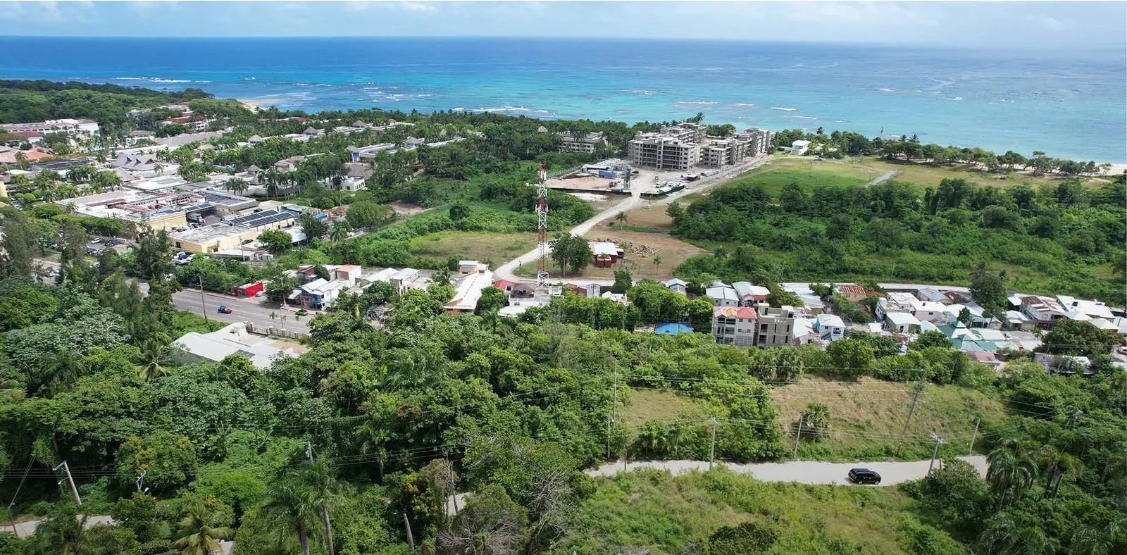 Vista aérea de la zona con el mar al fondo
